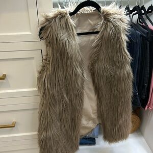 Women’s one size faux fur vest